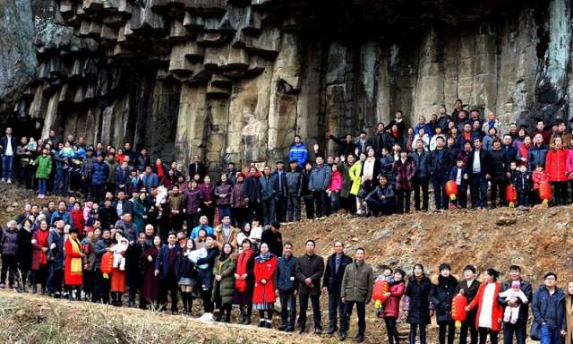 Chinese family of 500 reunite for supersize group photo 
